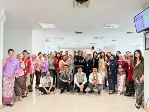 Peringati Hari Kartini, Pekerja Pria dan Wanita BRI Branch Office Segitiga Senen Kompak Kenakan Pakaian Nasional