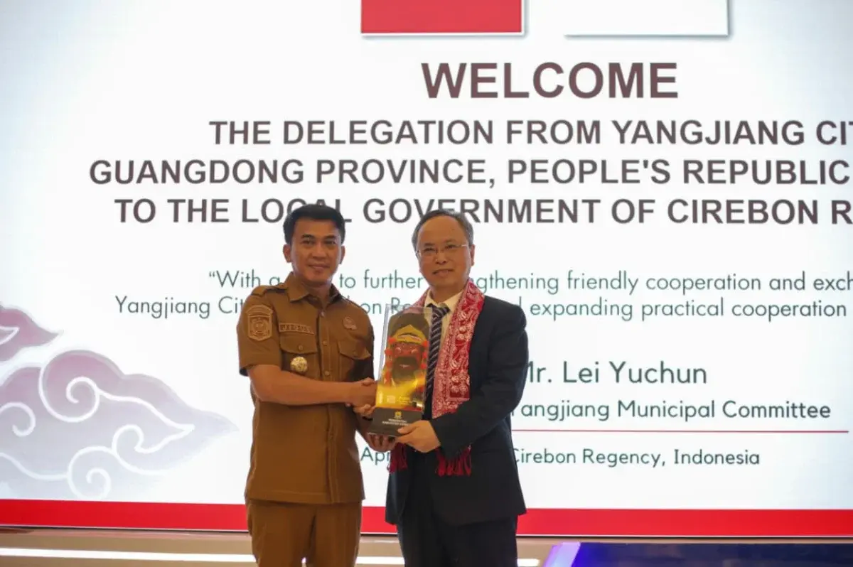 Wakil Bupati Cirebon Agus Kurniawan Budiman (kiri) saat menerima kunjungan Wakil Sekretaris Komite Kota Yangjiang Lei Yuchun (kanan) di Ruang Nyimas Gandasari Kantor Setda Kabupaten Cirebon, Jawa Barat, Selasa (21/4/2026). /* (Foto: Diskominfo Kab. Cirebon)