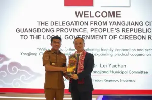 Wakil Bupati Cirebon Agus Kurniawan Budiman (kiri) saat menerima kunjungan Wakil Sekretaris Komite Kota Yangjiang Lei Yuchun (kanan) di Ruang Nyimas Gandasari Kantor Setda Kabupaten Cirebon, Jawa Barat, Selasa (21/4/2026). /* (Foto: Diskominfo Kab. Cirebon)