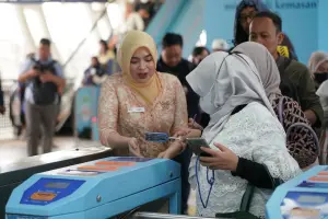 Kartini di Lintas Rel: Petugas LRT Jabodebek Berkebaya, Ajak Masyarakat Rayakan Emansipasi di Transportasi Publik