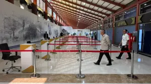 Menteri Perhubungan Dudy Purwagandhi meninjau kesiapan Terminal 2F Bandara Internasional Soekarno-Hatta. (Foto: Kemenhub)