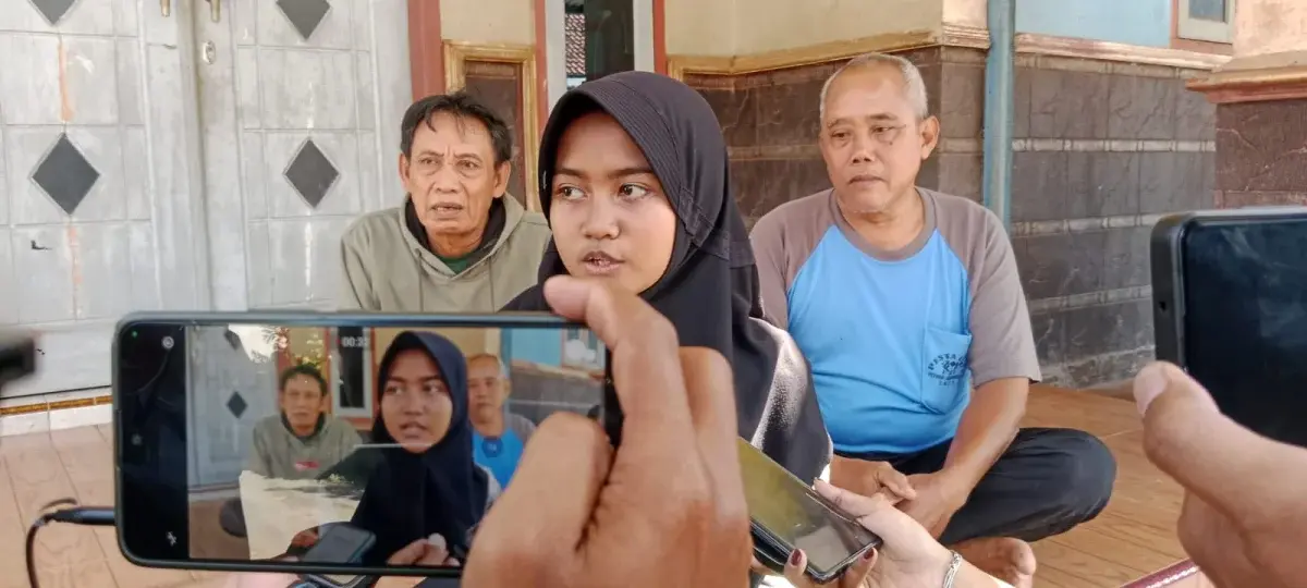 Ayunda Putri Mauldya (13), siswi kelas VII SMP Negeri 2 Sumber, Kabupaten Cirebon./* (Foto: Wahyu Arif/Divi)