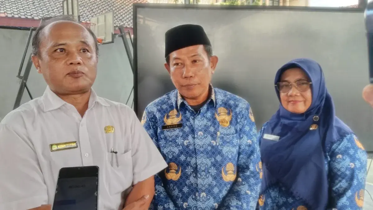 Sebelah kiri, Perwakilan Kantor Cabang Dinas Pendidikan Wilayah X Jawa Barat, Kusnan Syaifudin (baju kemeja putih), Perwakilan MKKS SMA, H. Darmo (baju Batik Korpri) dan Kepala SMAN 1 Palimanan, Hj. Mardiani, di SMAN 1 Palimanan./* (Foto: Afif Setiawan) Sebelah kiri, Perwakilan Kantor Cabang Dinas Pendidikan Wilayah X Jawa Barat, Kusnan Syaifudin (baju kemeja putih), Perwakilan MKKS SMA, H. Darmo (baju Batik Korpri) dan Kepala SMAN 1 Palimanan, Hj. Mardiani, di SMAN 1 Palimanan./* (Foto: Afif Setiawan)