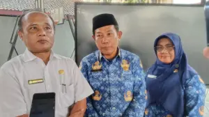 Sebelah kiri, Perwakilan Kantor Cabang  Dinas Pendidikan Wilayah X Jawa Barat, Kusnan Syaifudin (baju kemeja putih), Perwakilan MKKS SMA, H. Darmo (baju Batik Korpri) dan Kepala SMAN 1 Palimanan, Hj. Mardiani, di SMAN 1 Palimanan./* (Foto: Afif Setiawan)