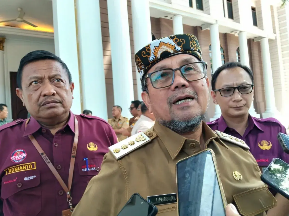 Bupati Cirebon, H. Imron (tengah), di damping sebelah kiri, Kepala Dinas Pendidikan, H. Roni dan sebelah kanan, Kabid SMP Disdik, M. Rukhyat Zain. Wawancara SPMB tahun ajaran 2026/2027./* (Foto: Ist) Bupati Cirebon, H. Imron (tengah), di damping sebelah kiri, Kepala Dinas Pendidikan, H. Roni dan sebelah kanan, Kabid SMP Disdik, M. Rukhyat Zain. Wawancara SPMB tahun ajaran 2026/2027./* (Foto: Ist)