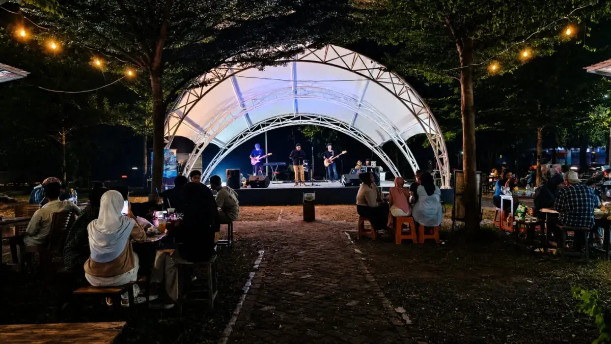 Suasana Taman Parkir Sumber, di Sumber Kabupaten Cirebon, live musik cocok nongkrong terbaik untuk keluarga dan teman komunitas./* (Foto: Wahyu Ariffudin)