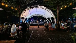 Suasana Taman Parkir Sumber, di Sumber Kabupaten Cirebon, live musik cocok nongkrong terbaik untuk keluarga dan teman komunitas./* (Foto: Wahyu Ariffudin)