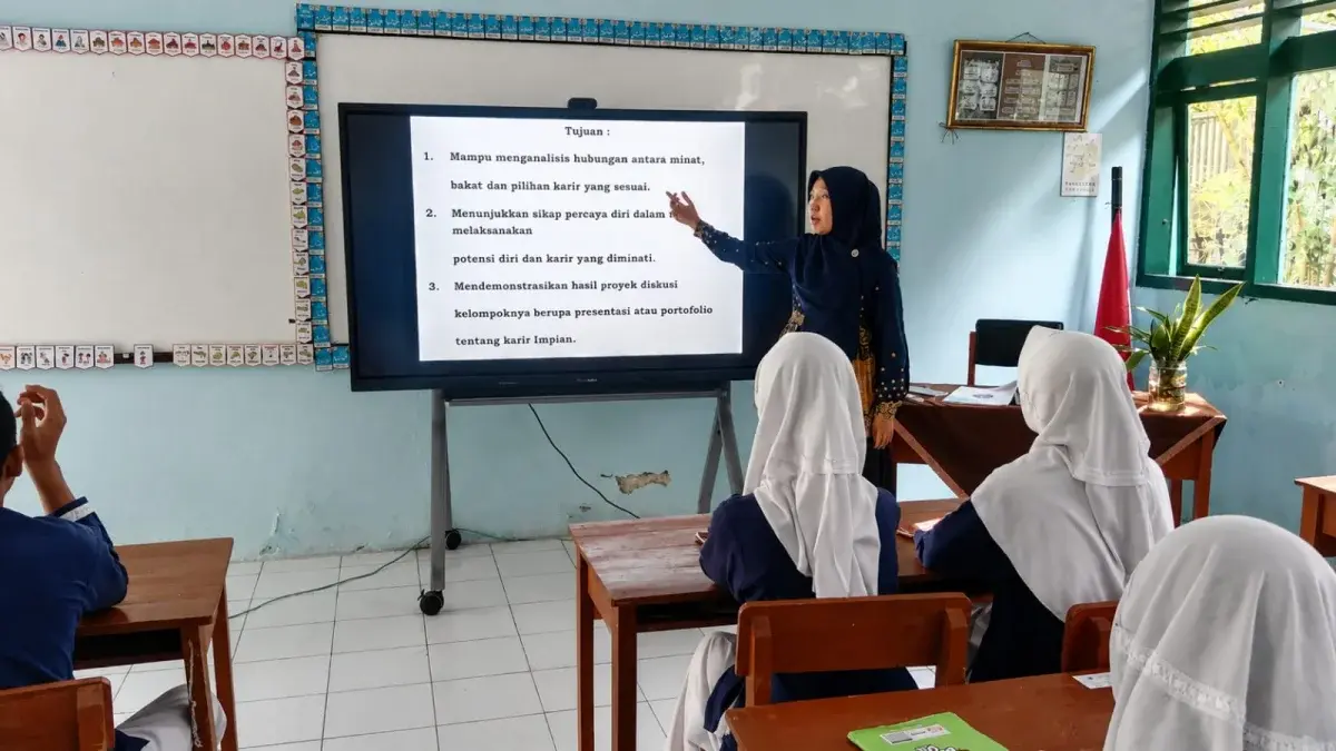 Di tengah kondisi hamil tujuh bulan, Lina Wahyuni tetap menjalankan tugasnya sebagai guru Bimbingan Konseling (BK) di SMPN 2 Palimanan Kabupaten Cirebon, Provinsi Jawa Barat./* (Foto. Afif Setiawan) Di tengah kondisi hamil tujuh bulan, Lina Wahyuni tetap menjalankan tugasnya sebagai guru Bimbingan Konseling (BK) di SMPN 2 Palimanan Kabupaten Cirebon, Provinsi Jawa Barat./* (Foto. Afif Setiawan)
