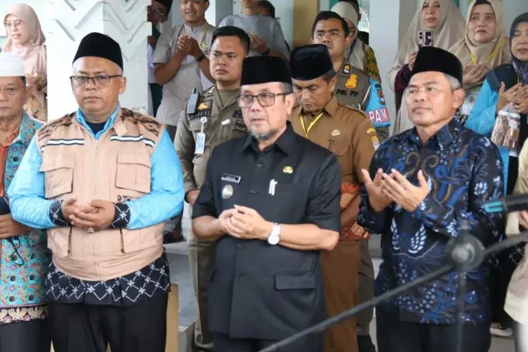 Bupati Cirebon, H. Imron (Tengah), dalam acara pelepasan keberangkatan jemaah haji Kloter 19 asal Kabupaten Cirebon di Asrama Haji Watubelah, Selasa (5/5/2026)./* (Foto: Humas Pemkab Cirebon)