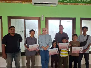 Ketua DPRD Kabupaten Cirebon, Sophi Zulfia, saat memfasilitasi penyaluran PIP untuk Pelajar di Kab.Cirebon, Senin (18/5/2026)./* (Humas DPRD Kab. Cirebon)