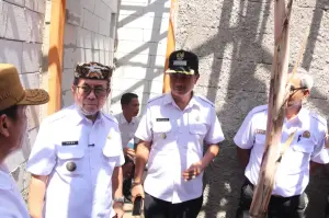 Bupati Cirebon, H. Imron saat meninjau lokasi pembangunan rumah tidak layak huni (Rutilahu) di Desa Melakasari, Kecamatan Gebang, Kabupaten Cirebon/* (Foto: Wahyu Arif)