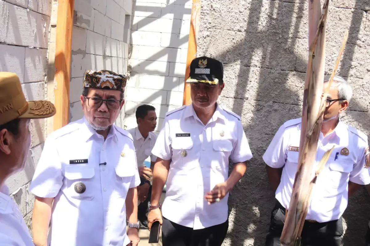 Bupati Cirebon, H. Imron saat meninjau lokasi pembangunan rumah tidak layak huni (Rutilahu) di Desa Melakasari, Kecamatan Gebang, Kabupaten Cirebon/* (Foto: Wahyu Arif) Bupati Cirebon, H. Imron saat meninjau lokasi pembangunan rumah tidak layak huni (Rutilahu) di Desa Melakasari, Kecamatan Gebang, Kabupaten Cirebon/* (Foto: Wahyu Arif)