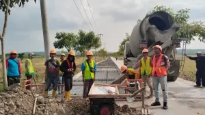 Proses peningkatan Jalan di beberapa wilayah Kabupaten Cirebon./* (Foto: DPUTR Kab. Cirebon)