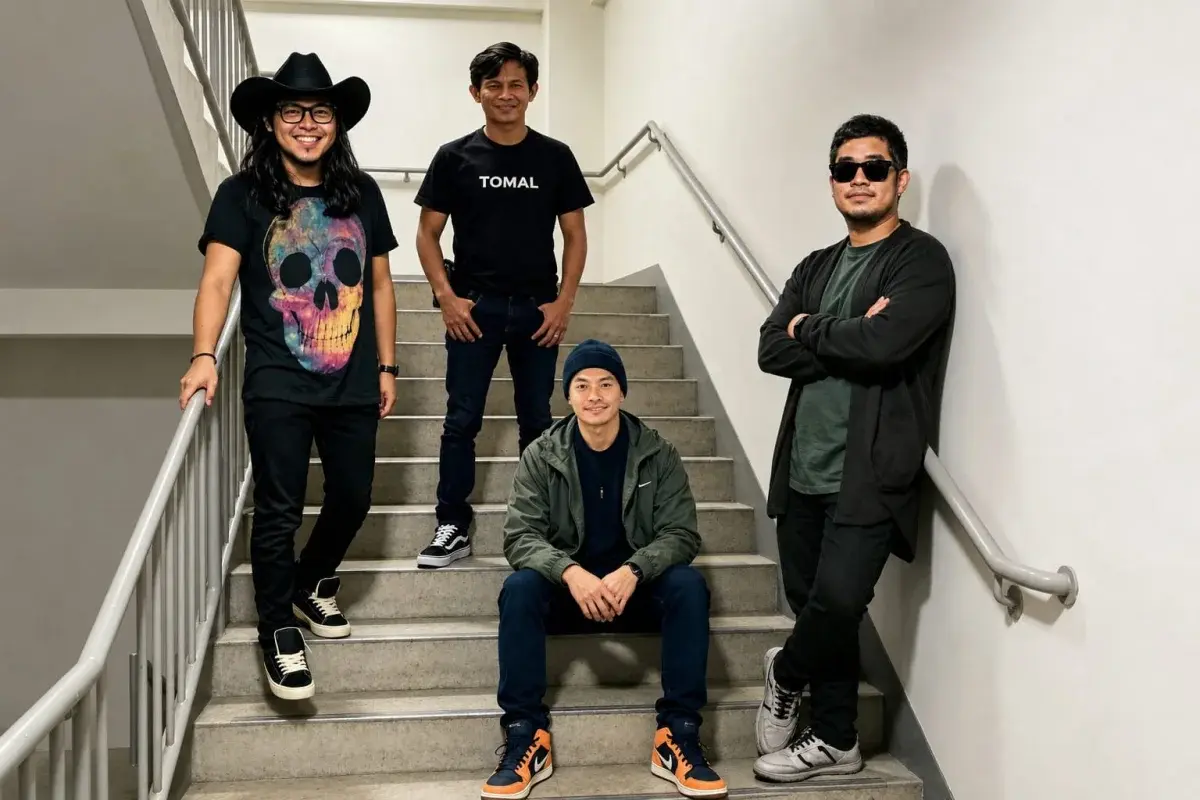 Personel Band N.E.B saat ini, Aan (Vokalis) Paling Kanan memakai kacamata warna hitam, Agousto (bass) posisi duduk, Ariant (gitaris) paling kiri menggunakan topi ala koboy dan Dedi (gitaris) posisi tengah berdiri./* (Foto: N.E.B)