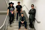 Personel Band N.E.B saat ini, Aan (Vokalis) Paling Kanan memakai kacamata warna hitam, Agousto (bass) posisi duduk, Ariant (gitaris) paling kiri menggunakan topi ala koboy dan Dedi (gitaris) posisi tengah berdiri./* (Foto: N.E.B)