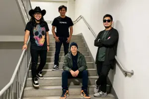 Personel Band N.E.B saat ini, Aan (Vokalis) Paling Kanan memakai kacamata warna hitam, Agousto (bass) posisi duduk, Ariant (gitaris) paling kiri menggunakan topi ala koboy dan Dedi (gitaris) posisi tengah berdiri./* (Foto: N.E.B)