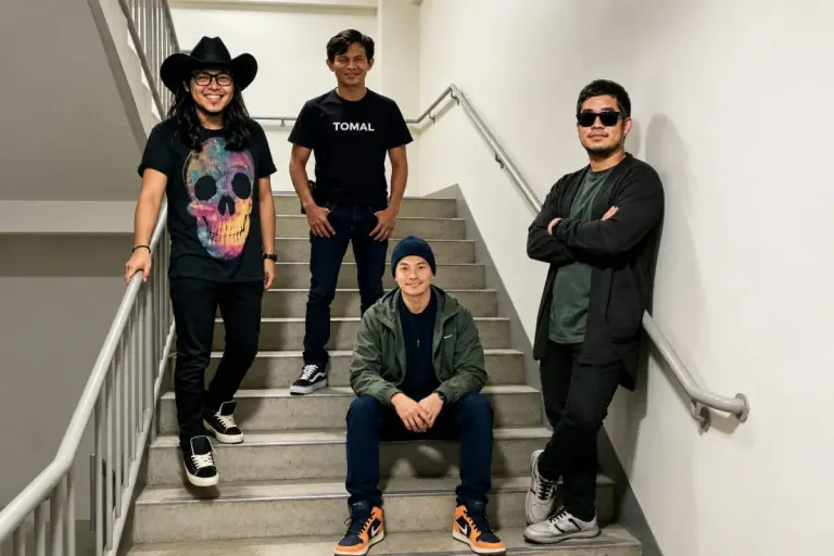 Personel Band N.E.B saat ini, Aan (Vokalis) Paling Kanan memakai kacamata warna hitam, Agousto (bass) posisi duduk, Ariant (gitaris) paling kiri menggunakan topi ala koboy dan Dedi (gitaris) posisi tengah berdiri./* (Foto: N.E.B)