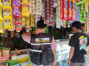 Tim Maung Padjajaran Bea Cukai Jabar, melakukan operasi rokok ilegal./* (Foto: Humas Kanwil DJBC Jawa Barat)