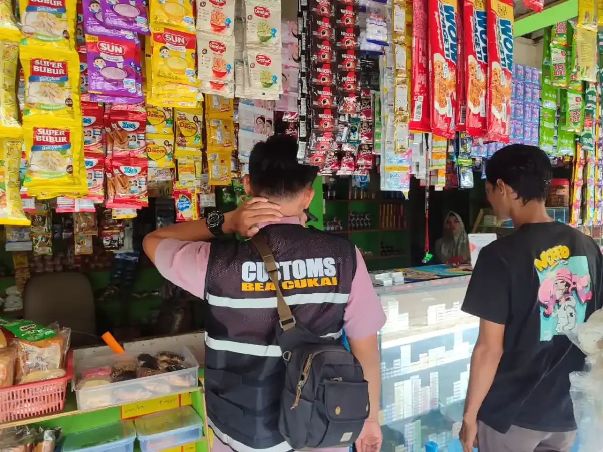 Tim Maung Padjajaran Bea Cukai Jabar, melakukan operasi rokok ilegal./* (Foto: Humas Kanwil DJBC Jawa Barat) Tim Maung Padjajaran Bea Cukai Jabar, melakukan operasi rokok ilegal./* (Foto: Humas Kanwil DJBC Jawa Barat)