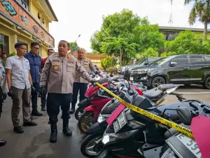 Kapolresta Cirebon, Kombes Pol Imara Utama saat menujukan hasil tindak kejahatan curanmor./* (Foto: Humas Kapolresta Cirebon)