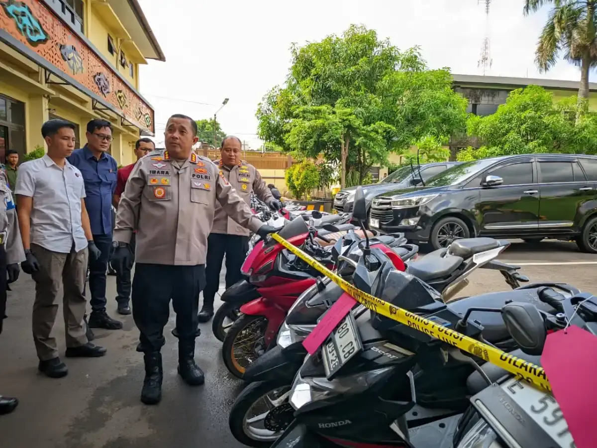 Kapolresta Cirebon, Kombes Pol Imara Utama saat menujukan hasil tindak kejahatan curanmor./* (Foto: Humas Kapolresta Cirebon) Kapolresta Cirebon, Kombes Pol Imara Utama saat menujukan hasil tindak kejahatan curanmor./* (Foto: Humas Kapolresta Cirebon)