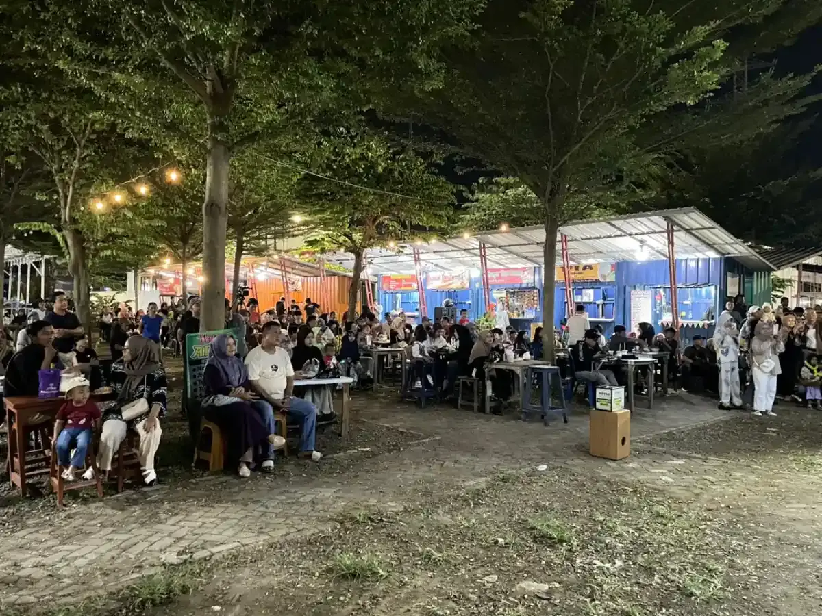 Suasana penggunjung Taman Palkir Sumber Kecamatan Sumber Kabupaten Cirebon./* (Foto: Wahyu Arifudin)