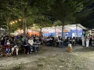 Suasana penggunjung Taman Palkir Sumber Kecamatan Sumber Kabupaten Cirebon./* (Foto: Wahyu Arifudin)