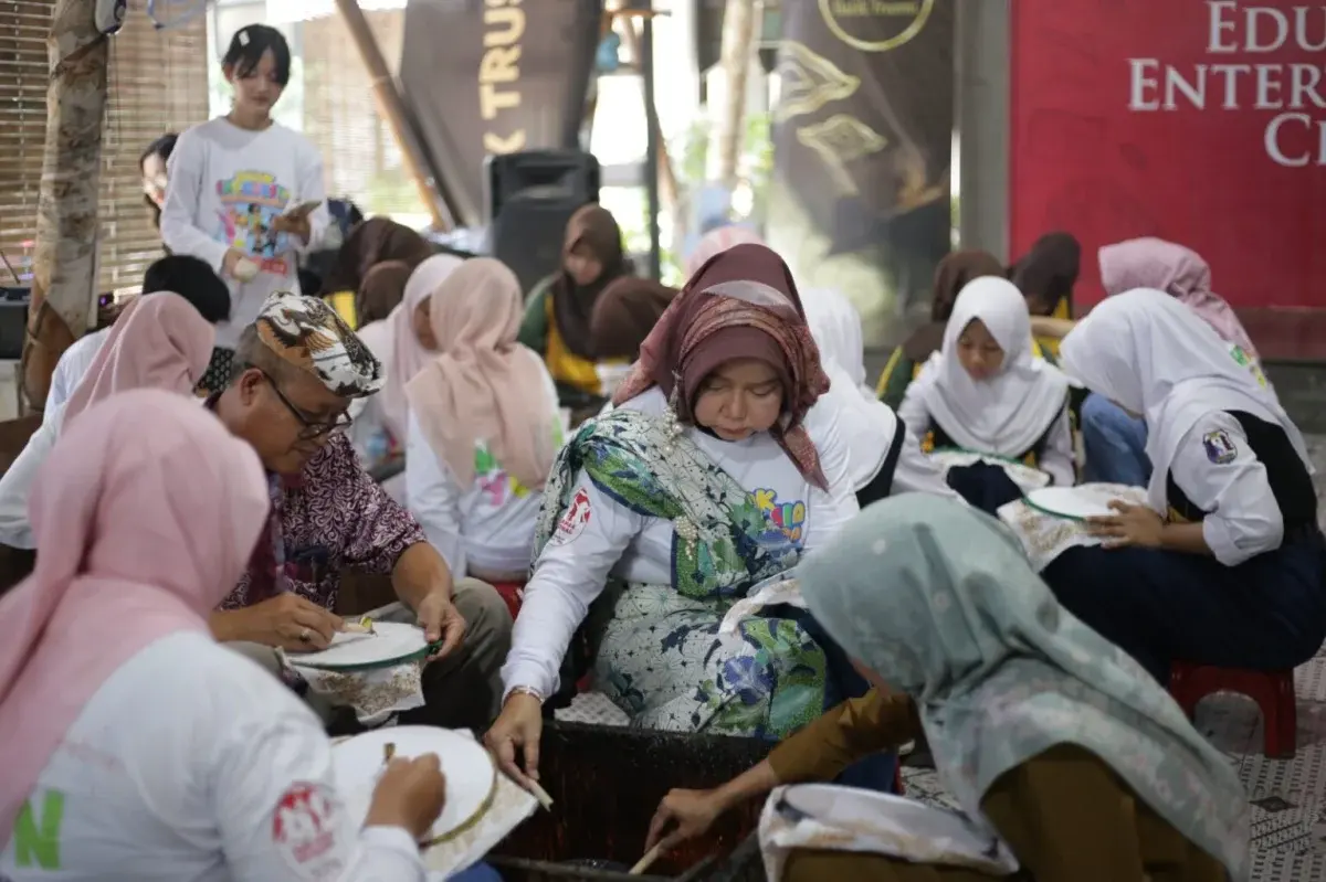 Momentum HAN, Pemkab Cirebon Ajak Anak-anak Lestarikan Budaya Lewat Membatik Momentum HAN, Pemkab Cirebon Ajak Anak-anak Lestarikan Budaya Lewat Membatik