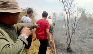 Caption : Babinsa Koramil 1901/Wanayasa Kodim 0619/Purwakarta dan Damkar, padamkan kobaran api di area kebun bambu dan lahan garapan warga di Kampung Citalaksana, Dusun I, Desa Gurudug, Kecamatan Pondoksalam, Kabupaten Purwakarta, Minggu (13/9/2026).