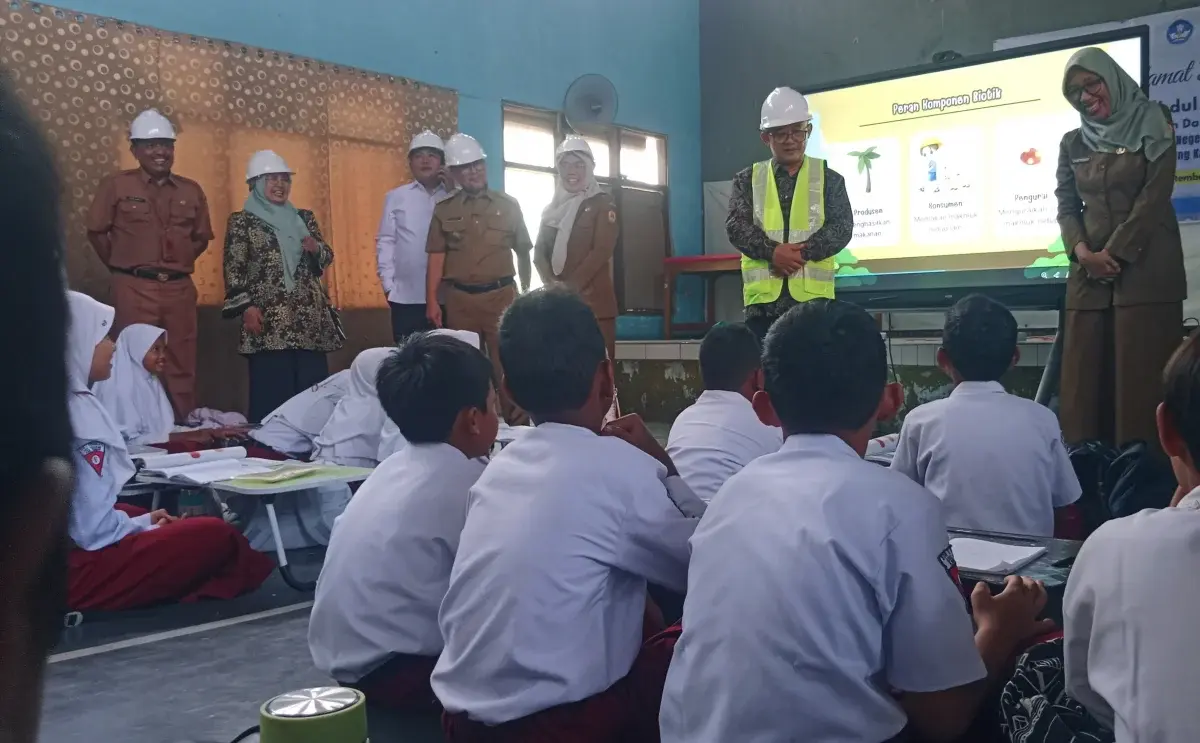 Caption : Menteri Pendidikan Dasar dan Menengah RI Abdul Mu'ti bersama Bupati Cirebon Imron dan Kepala Dinas Pendidikan, H. Ronianto meninjau kegiatan pembelajaran di SD Negeri 1 Kedungjaya, Kecamatan Kedawung, Kabupaten Cirebon, Senin (28/9/2026). 
