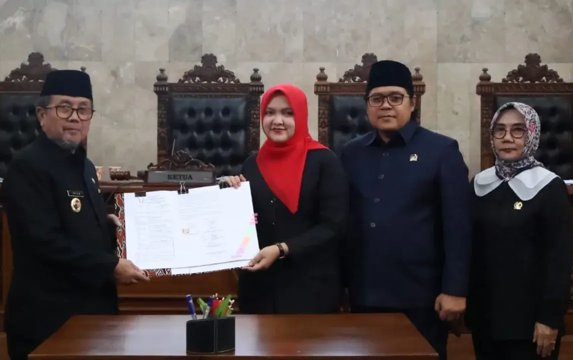 Caption : Bupati Cirebon Imron melalui Wakil Bupati Cirebon Agus Kurniawan Budiman menyampaikan nota jawaban atas pemandangan umum fraksi-fraksi DPRD terhadap RAPBD Kabupaten Cirebon Tahun Anggaran 2027 dalam rapat paripurna DPRD, Selasa (15/9/2026).