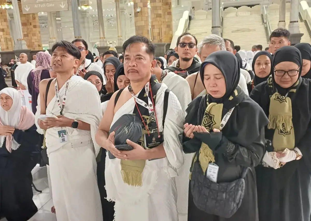 Caption : Puluhan Jama'ah Umroh Angkatan ke-15 Yayasan Pendidikan Universitas Swadaya Gunungjati (UGJ) Cirebon tahun 2026. Di hadapan Ka'bah, Masjidil Haram, Makkah, para jamaah secara bersama-sama memanjatkan doa khusus untuk keberkahan, kemajuan, dan masa depan UGJ Cirebon.