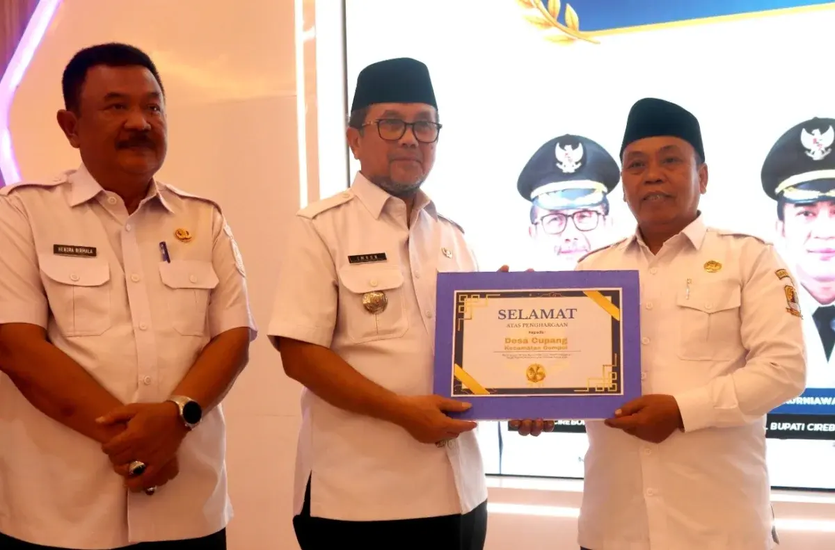 Caption : Bupati Cirebon, Imron memberikan apresiasi kepada kepala Desa Umroh