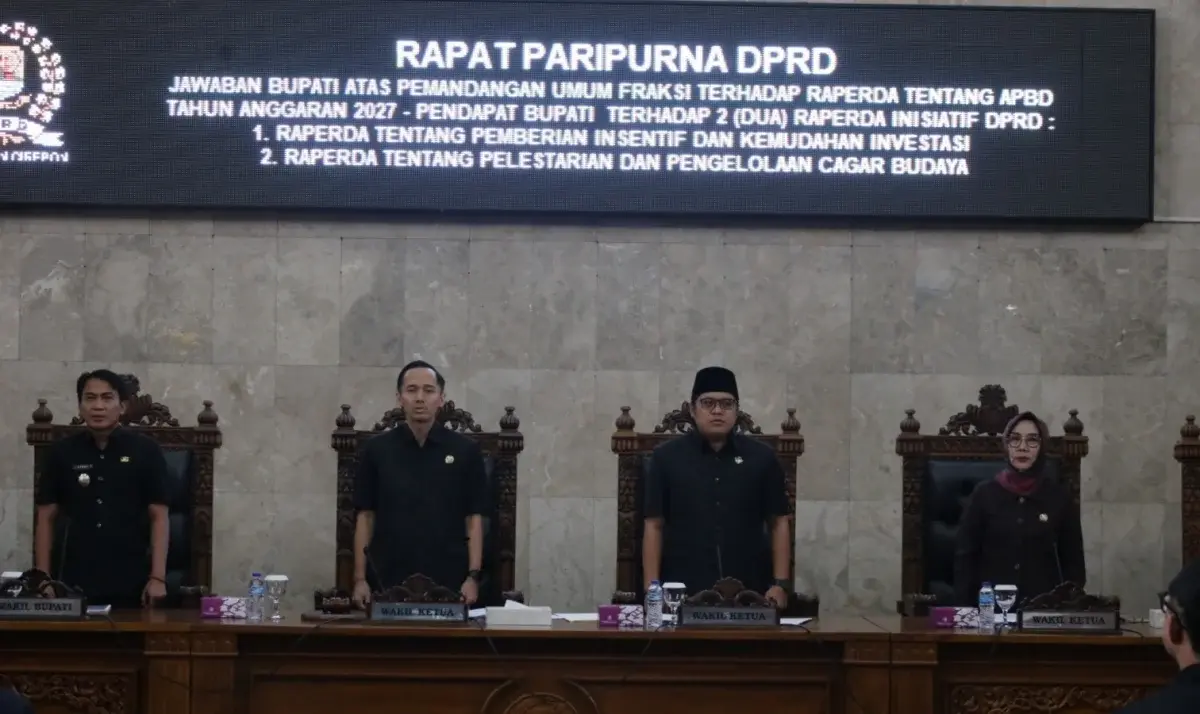 Caption : Wakil Bupati Cirebon Agus Kurniawan Budiman membacakan Pengantar Nota Keuangan Rancangan Perubahan Anggaran Pendapatan dan Belanja Daerah Tahun Anggaran (APBD TA) 2026