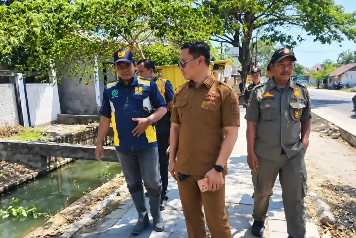 Caption : Camat Deny didamping UPTD Wilayah VI DPUTR dan Satpol PP Kabupaten Cirebon, berikan  sosialisasi dan edukasi serta memberikan surat teguran kepada pemilik bangunan liat (Bangli) jalur Kanci-Sindanglaut. 
