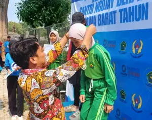 Caption : Wabup Jigus, hadir memberikan apresiasi atlet dalam Kejuaraan Santri Ngojay Berprestasi Se-Jawa Barat 2026 yang digelar di Kolam Renang Apita, Kabupaten Cirebon, Sabtu (12/9/2026).
